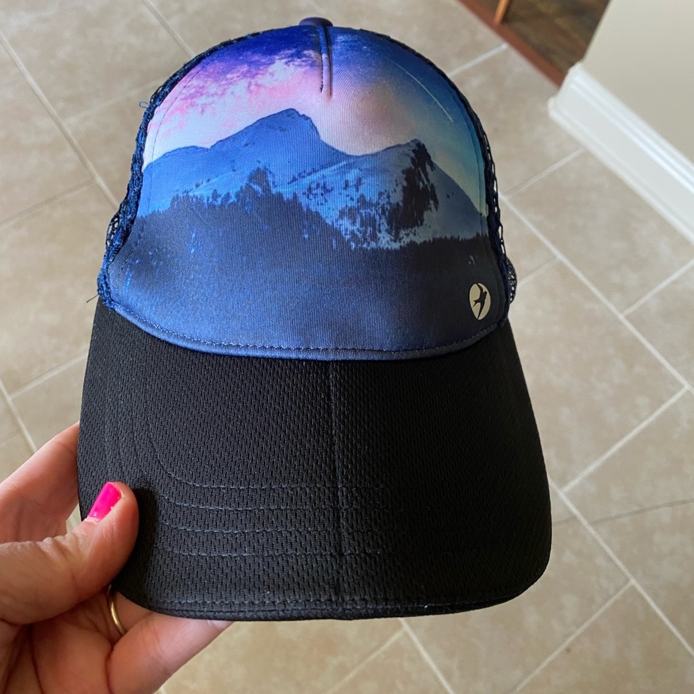 Oiselle Runner Trucker